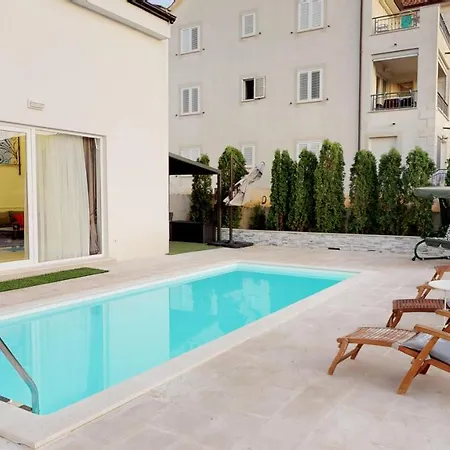 Villa Elegant With Pool