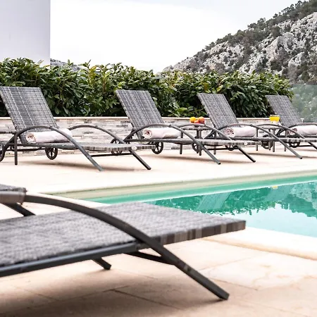 Elegant With Pool *