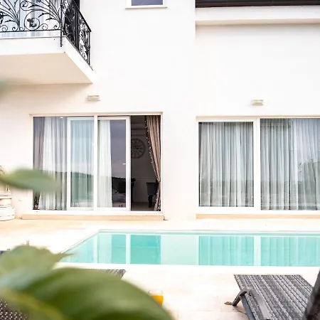 Elegant With Pool 빌라