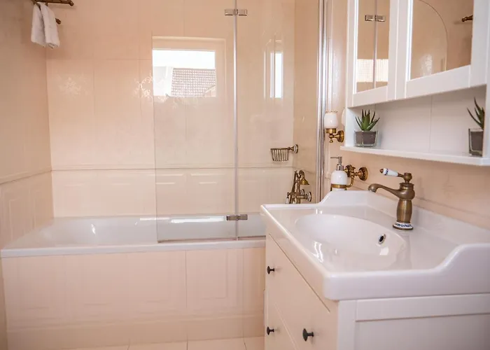 Villa Elegant With Pool